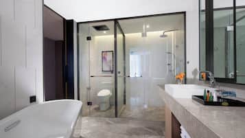 Business Studio Suite, City View | Bathroom | Hair dryer, towels, soap, shampoo