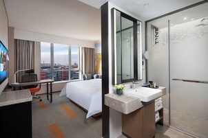 舒适客房 | 迷你吧（备有免费物品）、办公桌、笔记本电脑工作区、免费 WiFi