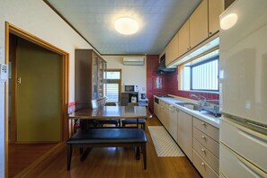 Frigorífico, microondas, placa de cocina y utensilios de cocina