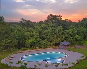 Una piscina al aire libre