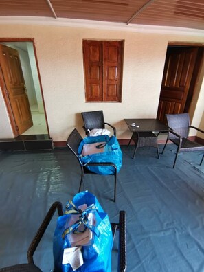 Basic Single Room, Balcony | Living area | 42-inch Smart TV with satellite channels - Harari Guest House (Harari)