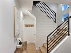Interior - Upscale Seattle retreat: lake/skyline views/stadiums/UW (Seattle)