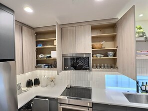 Microwave, oven, stovetop, dishwasher - Upscale Seattle retreat: lake/skyline views/stadiums/UW (Seattle)