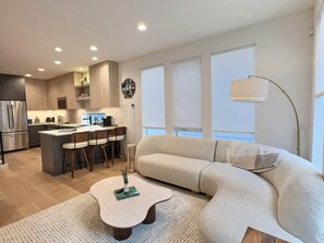 Smart TV, table football, books - Upscale Seattle retreat: lake/skyline views/stadiums/UW (Seattle)