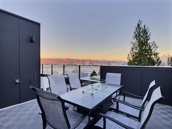 Outdoor dining - Upscale Seattle retreat: lake/skyline views/stadiums/UW (Seattle)