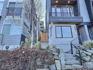 Exterior detail - Upscale Seattle retreat: lake/skyline views/stadiums/UW (Seattle)