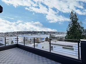 Property grounds - Upscale Seattle retreat: lake/skyline views/stadiums/UW (Seattle)
