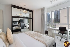 Luxury Apartment, Balcony, City View | Egyptian cotton sheets, premium bedding, in-room safe - Vogue| Burj Residence near Dubai Mall Burj Khalifa (Dubai)