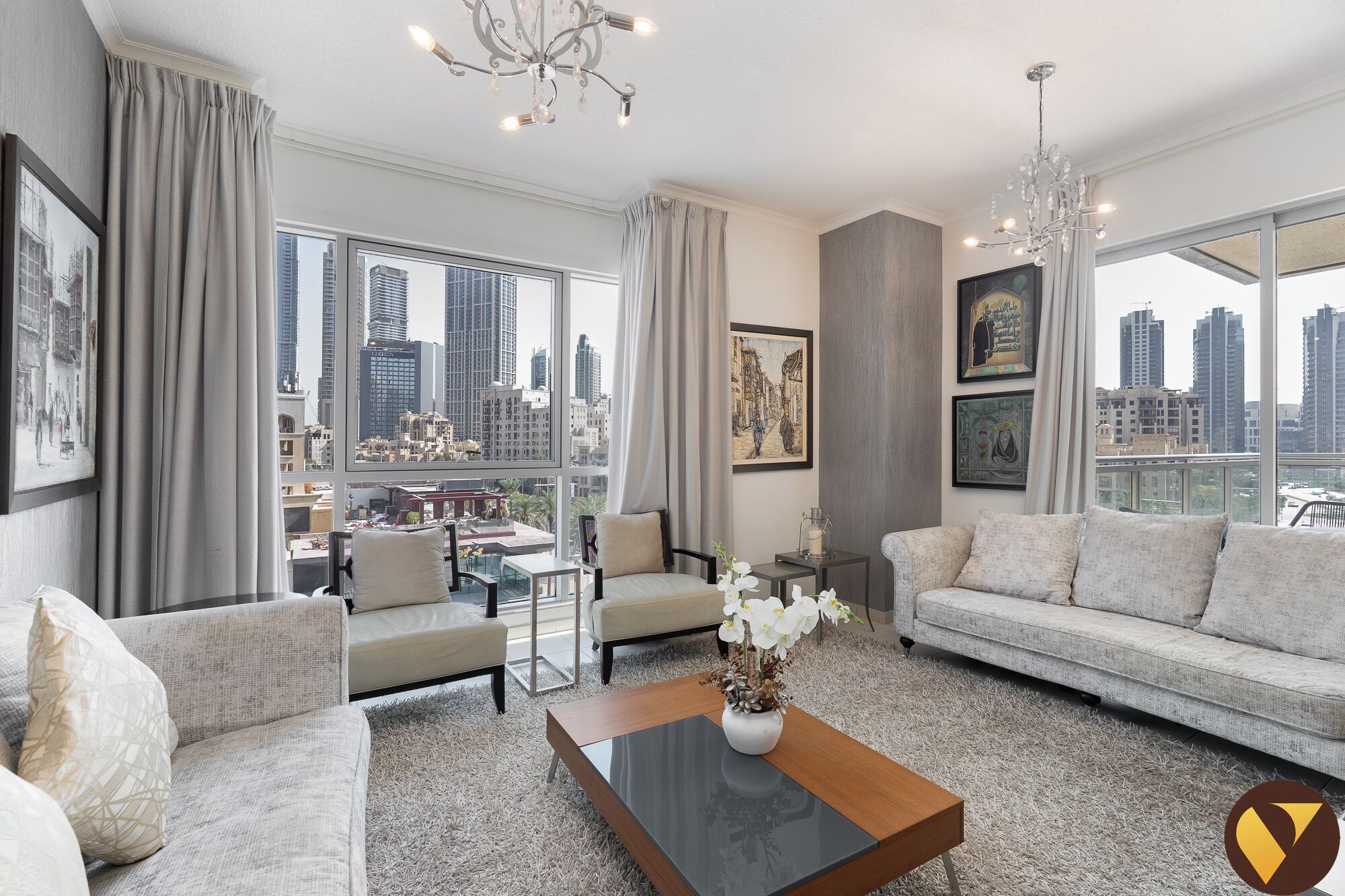 奢华公寓, 阳台, 城市景观 | 起居区 | 65-英寸智能电视（配备有线频道）