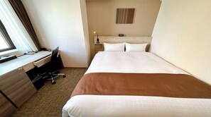 Escritorio, tabla de planchar con plancha, wifi gratis y ropa de cama