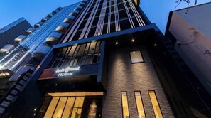 Un hôtel moderne, reconnaissable à son enseigne où l’on peut lire : « Smile Hotel Premium ».