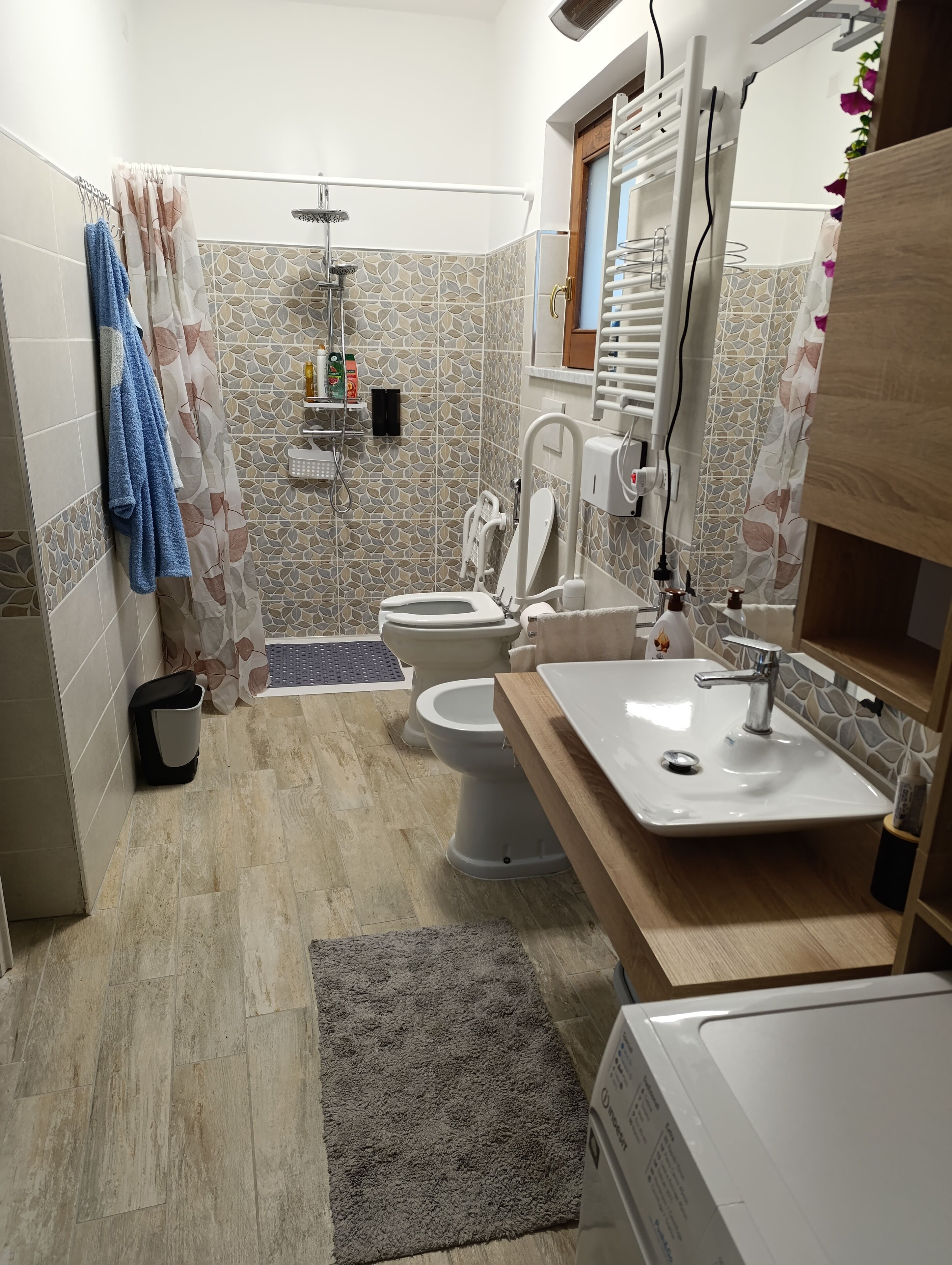 Ducha, secador de pelo, bidé y toallas