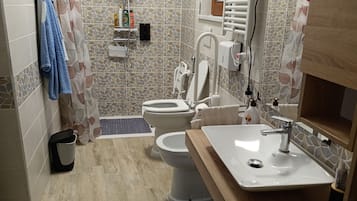 Ducha, secador de pelo, bidé y toallas