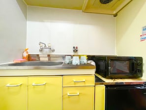 Kühlschrank, Mikrowelle, Kochgeschirr/Geschirr/Besteck