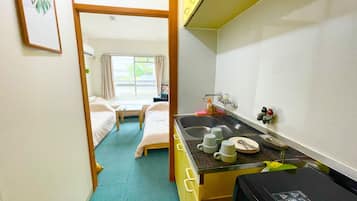 Kühlschrank, Mikrowelle, Kochgeschirr/Geschirr/Besteck