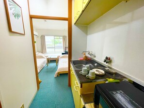 Kühlschrank, Mikrowelle, Kochgeschirr/Geschirr/Besteck