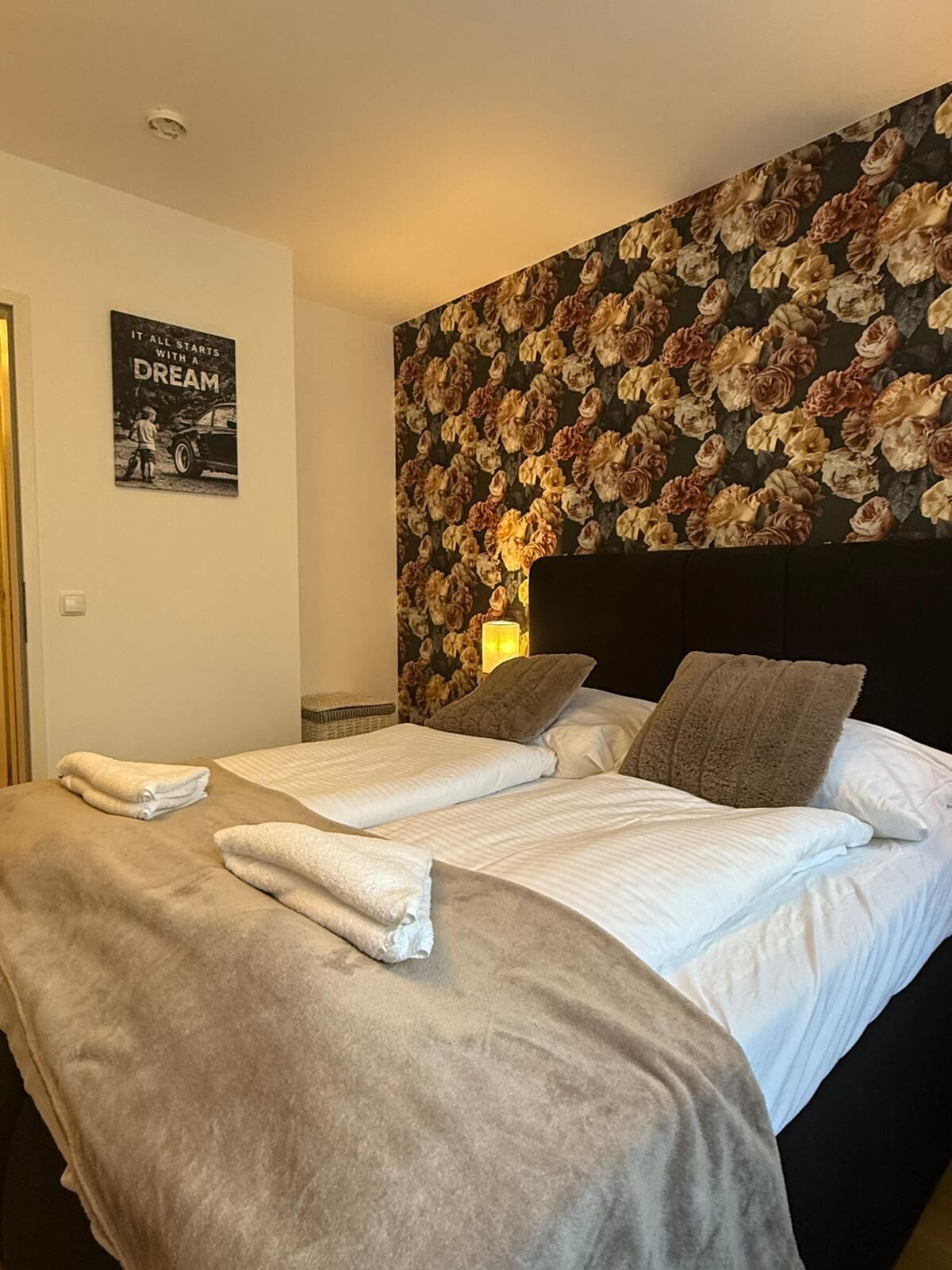 Bureau, espace de travail pour ordinateur portable