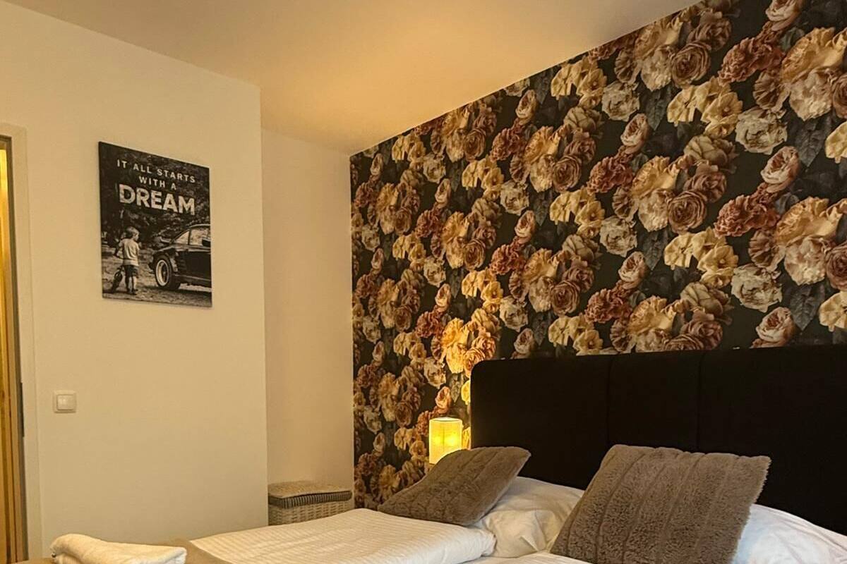 Eenvoudig appartement | Een bureau, een laptopwerkplek, een strijkplank/strijkijzer, gratis wifi