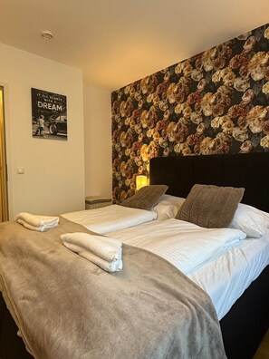 Basic-íbúð | Skrifborð, vinnuaðstaða fyrir fartölvur, straujárn/strauborð