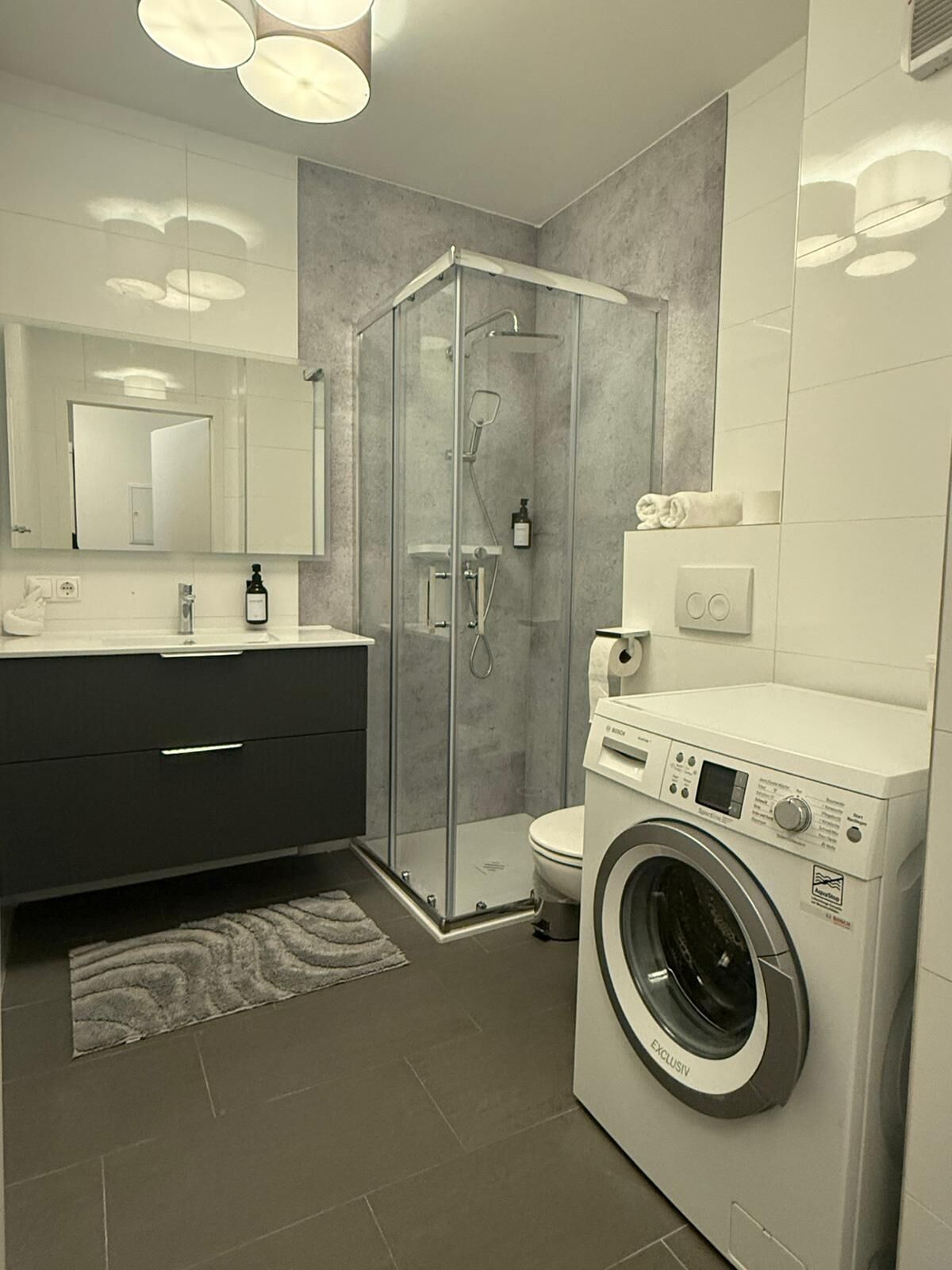 Basic Apartment | Bathroom | Shower, free toiletries, hair dryer, towels