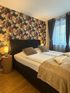 Eenvoudig appartement | Een bureau, een laptopwerkplek, een strijkplank/strijkijzer, gratis wifi