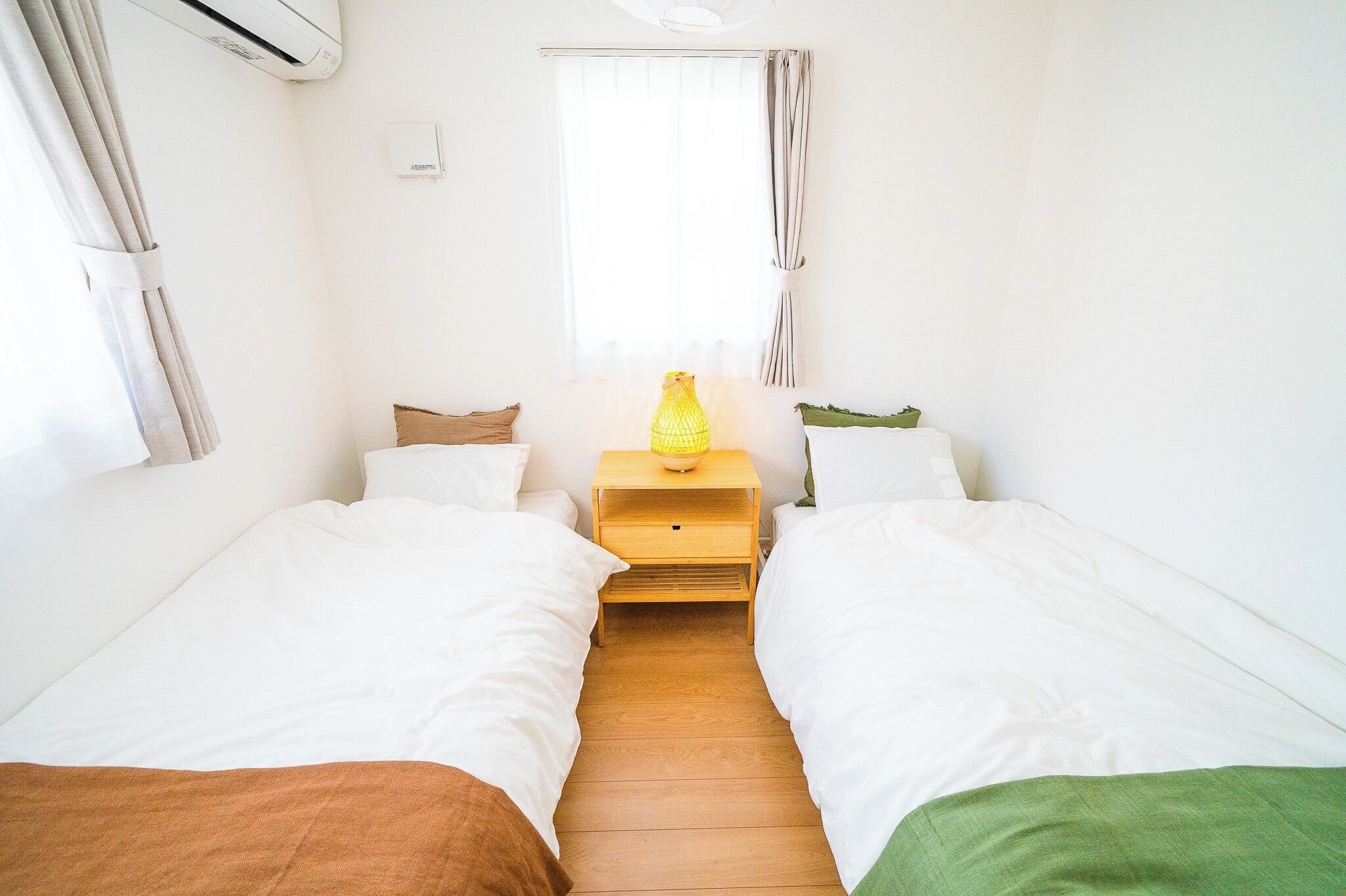 デスク、アイロン / アイロン台、WiFi (無料)、ベッドシーツ