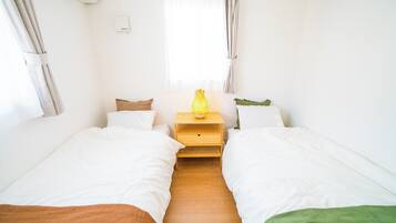 デスク、アイロン / アイロン台、WiFi (無料)、ベッドシーツ