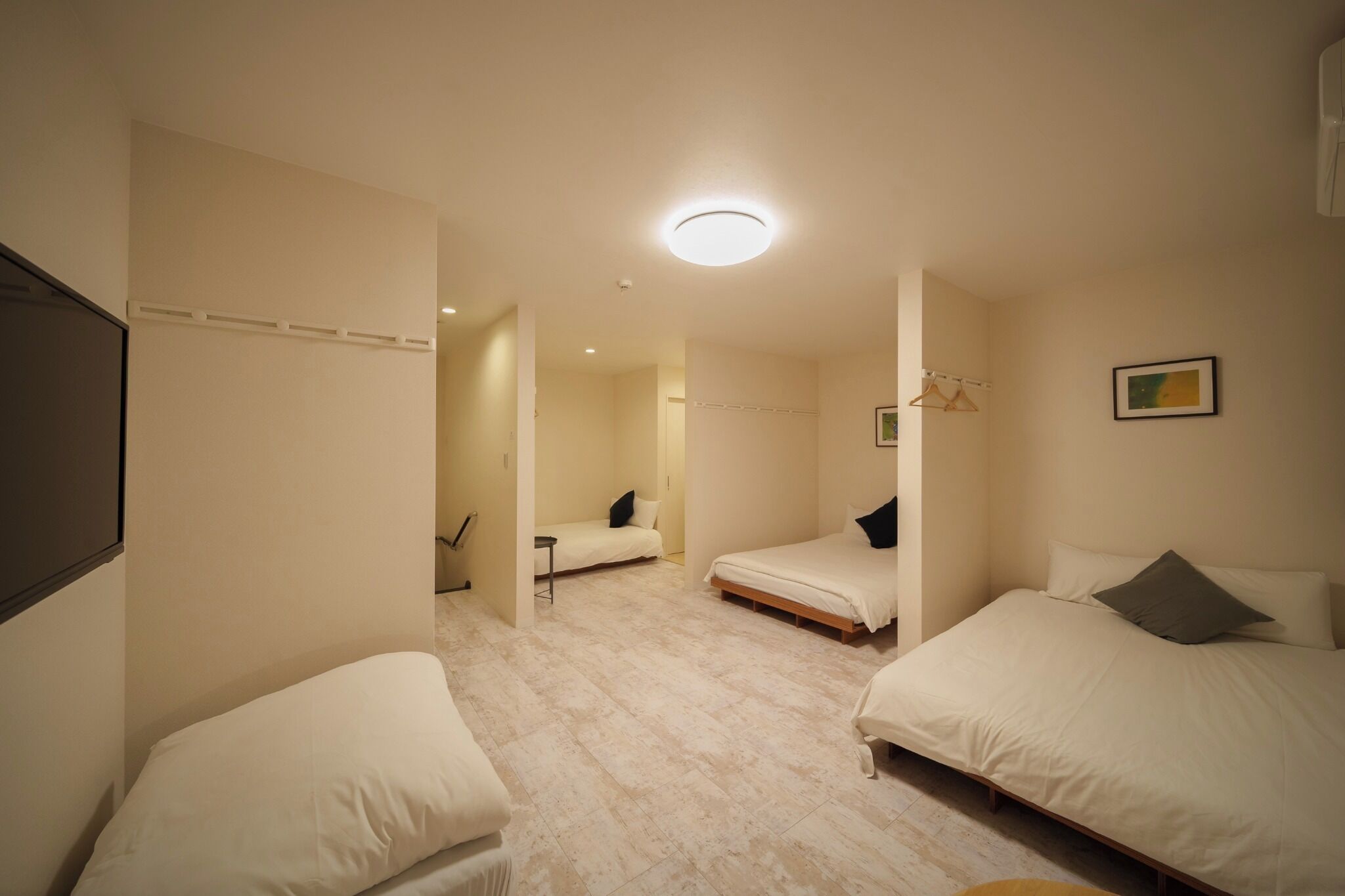 デスク、ベッドシーツ