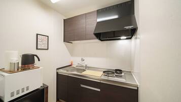 Fridge, microwave, stovetop, cookware/dishes/utensils