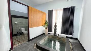 Luxury Double Room | Bathroom | Shower, towels, soap, shampoo