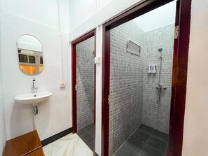 Standard Shared Dormitory | Bathroom | Shower, towels, soap, shampoo - Isyana's Family Suites Batur View by EPS (Kintamani)
