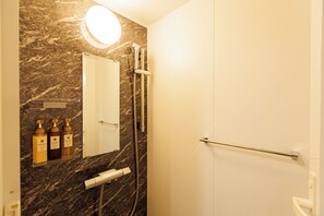 Secador de cabelo, toalhas de banho