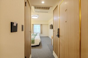 Escritorio, wifi gratis, ropa de cama