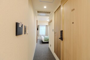 Escritorio, wifi gratis, ropa de cama