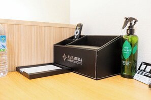 Secador de cabelo, toalhas de banho