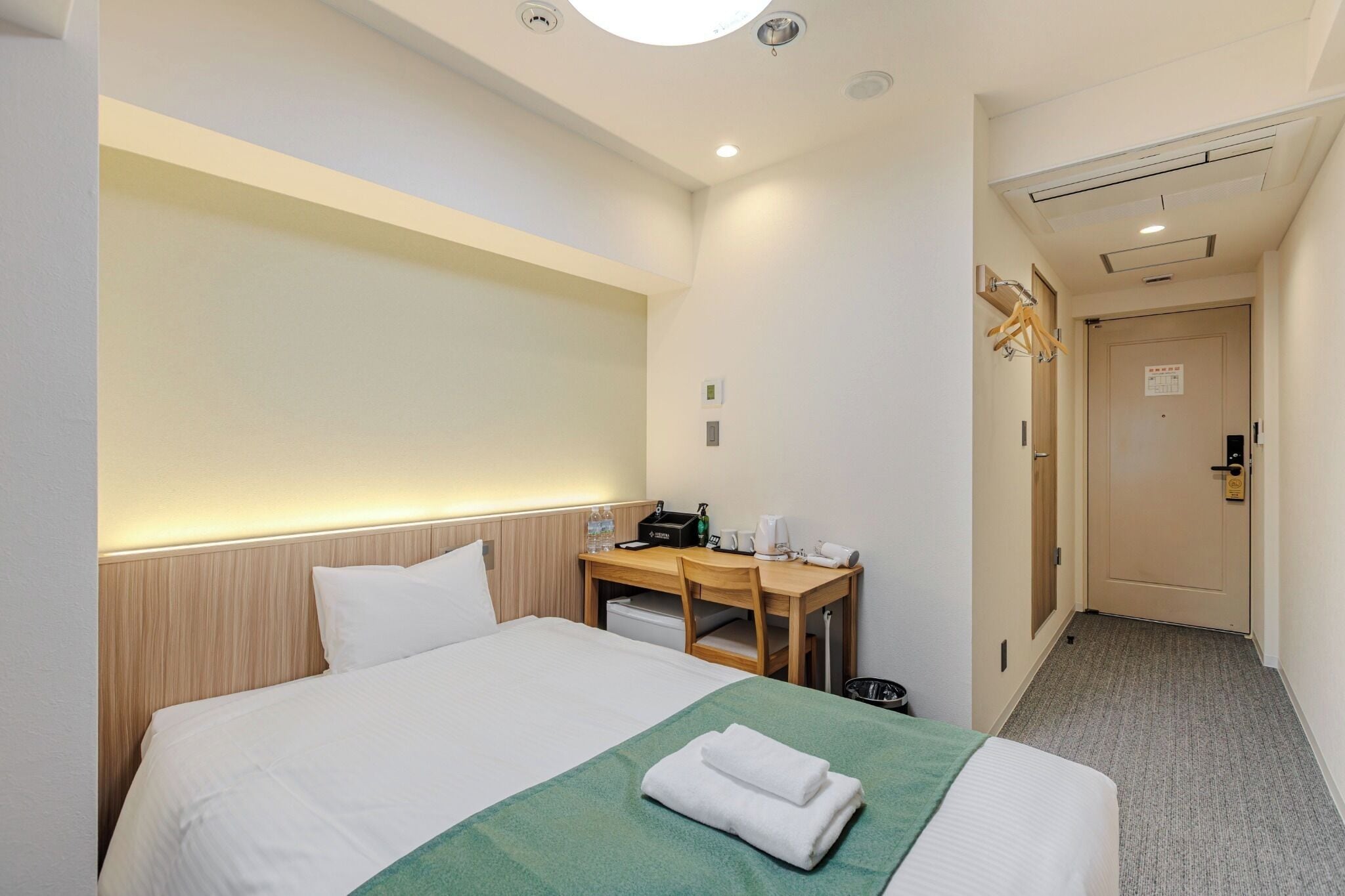 Een bureau, gratis wifi, beddengoed