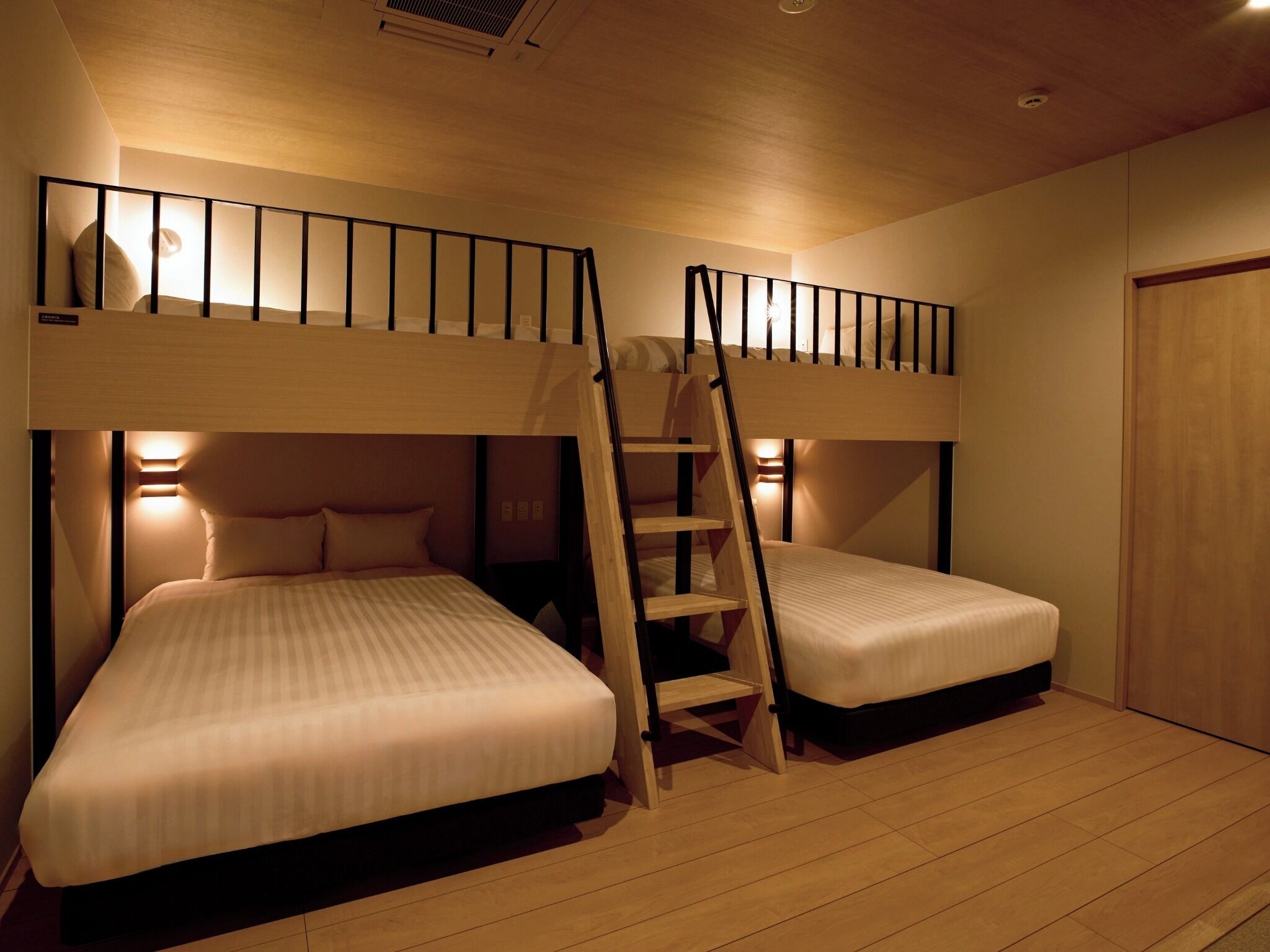 Työpöytä, ilmainen Wi-Fi, vuodevaatteet