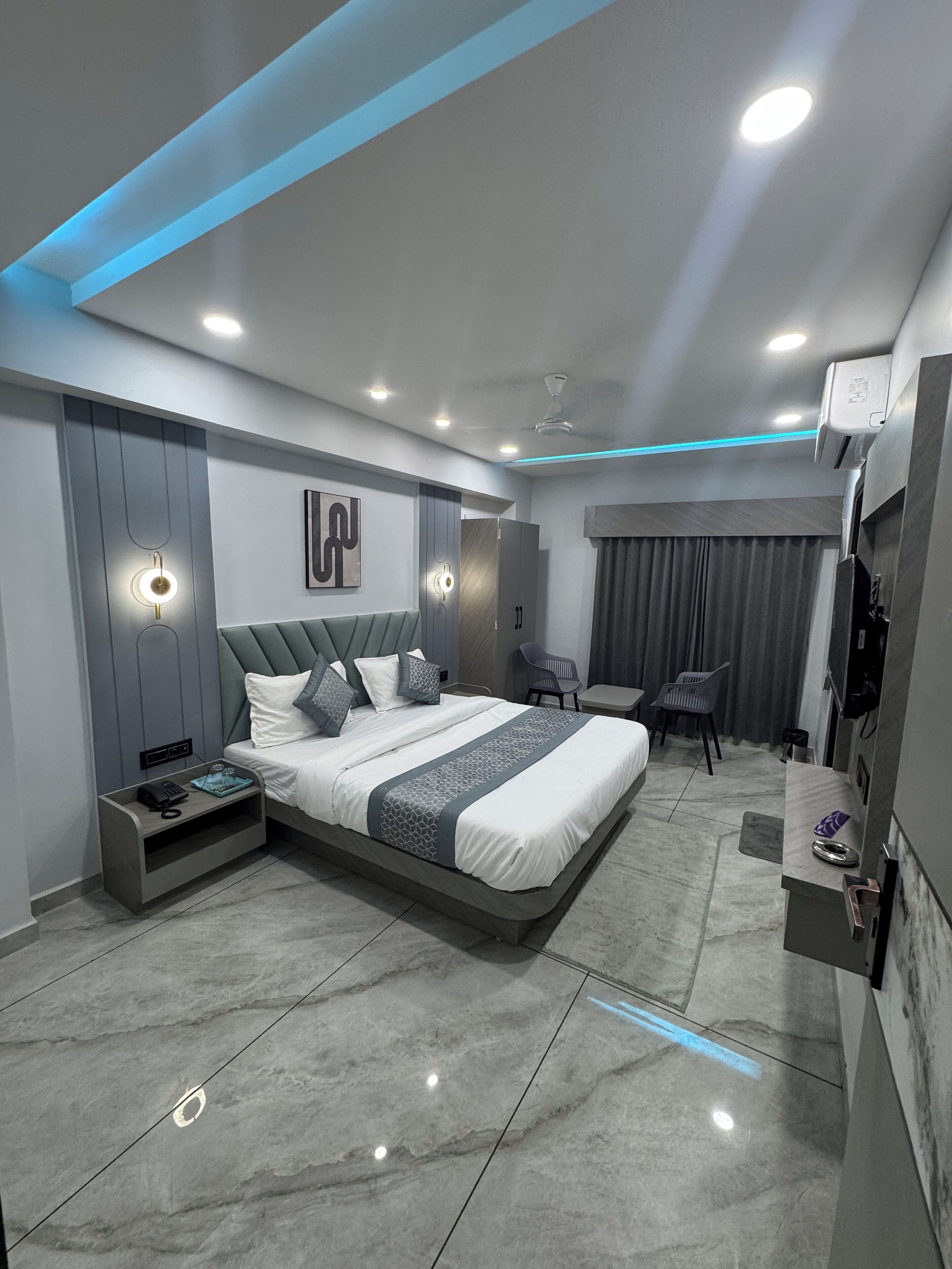 Deluxe Double Room, City View | Laptop workspace, iron/ironing board, free WiFi