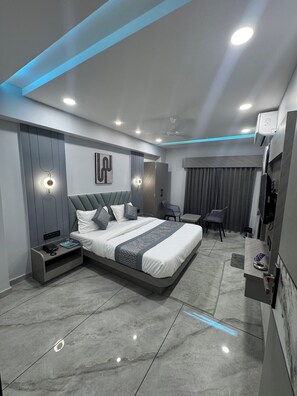 Deluxe tweepersoonskamer, uitzicht op de stad | Een laptopwerkplek, een strijkplank/strijkijzer, gratis wifi