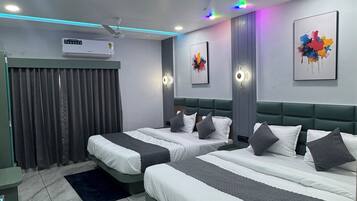 Deluxe tweepersoonskamer, uitzicht op stad | Een laptopwerkplek, een strijkplank/strijkijzer, gratis wifi