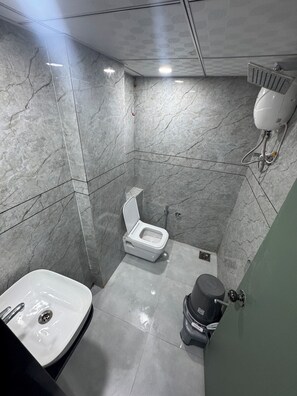 Deluxe Double Room, City View | Bathroom | Free toiletries, slippers, towels, soap - Hotel HR Prime (Ahmedabad)