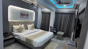 Deluxe Double Room, City View | Laptop workspace, iron/ironing board, free WiFi