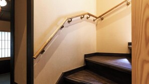 Eine Holztreppe mit Handlauf und dunklem Holzboden.