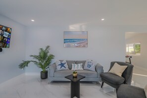 Smart TV, video games - 4-Bedroom Villa, Pool, Game Room, Near The Beach & Hard Rock Hotel (Pembroke Pines)