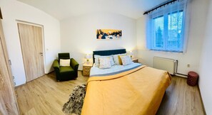 3 habitaciones, tabla de planchar con plancha, wifi y ropa de cama 