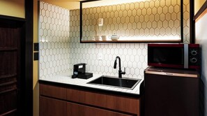 Fridge, microwave, cookware/dishes/utensils - Nonsmoking Rinn Rokujo Machiya for 1 person Room only / Kyoto City Kyōto (Kyoto City)