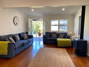 TV - Nautilus ~ Coastal classic near the beach! (Bendalong)
