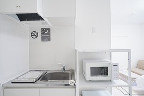 Fridge, microwave, stovetop, cookware/dishes/utensils