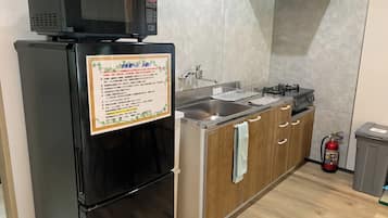 Kühlschrank, Mikrowelle, Herdplatte, Kochgeschirr/Geschirr/Besteck