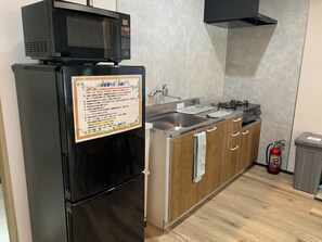 Kühlschrank, Mikrowelle, Herdplatte, Kochgeschirr/Geschirr/Besteck